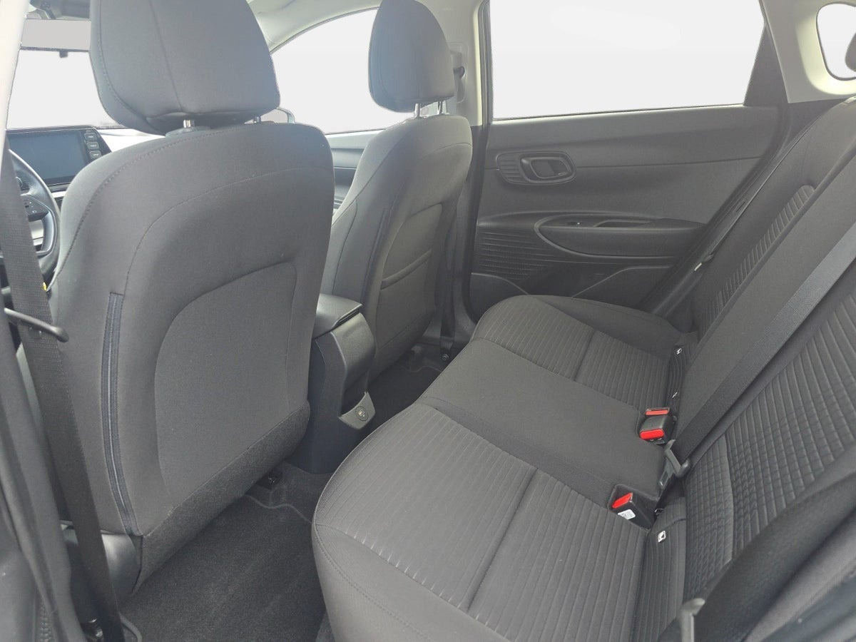 Grå Hyundai i20 fra 2021