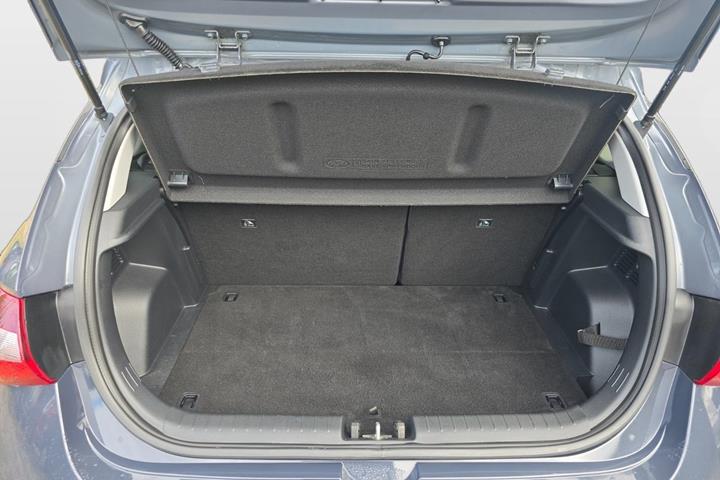 Grå Hyundai i20 fra 2021