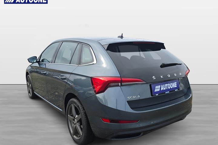 Grå Skoda Scala fra 2021