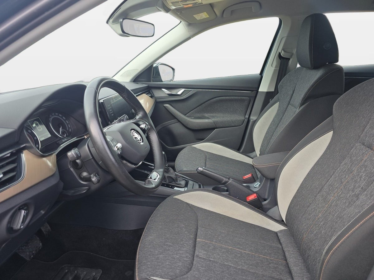 Grå Skoda Scala fra 2021
