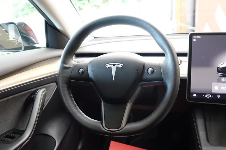 Sort Tesla Model 3 fra 2022