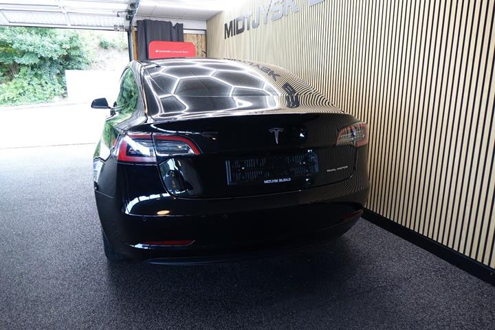 Sort Tesla Model 3 fra 2022