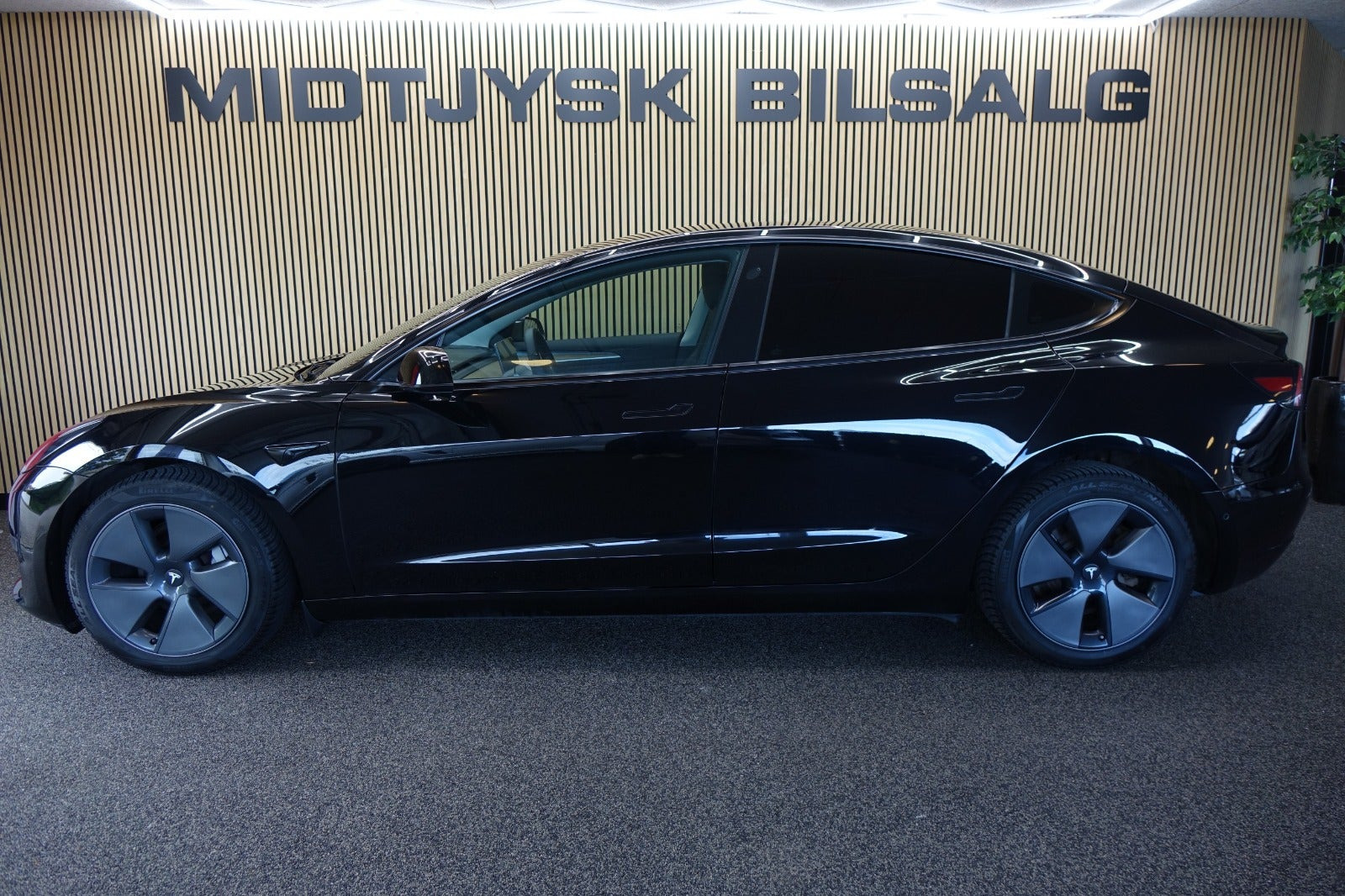 Sort Tesla Model 3 fra 2022