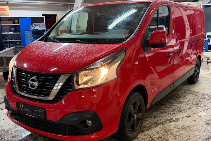 Rød Nissan NV300 fra 2018