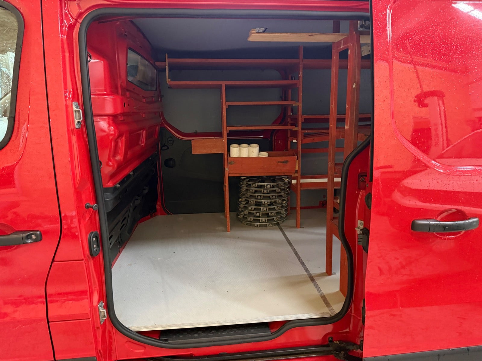 Rød Nissan NV300 fra 2018