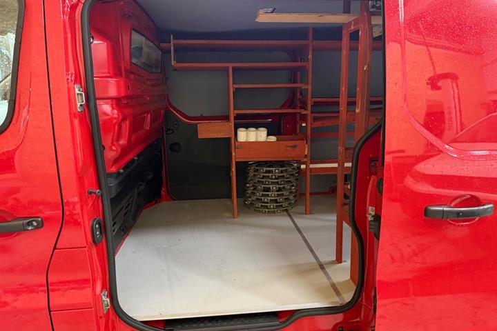 Rød Nissan NV300 fra 2018
