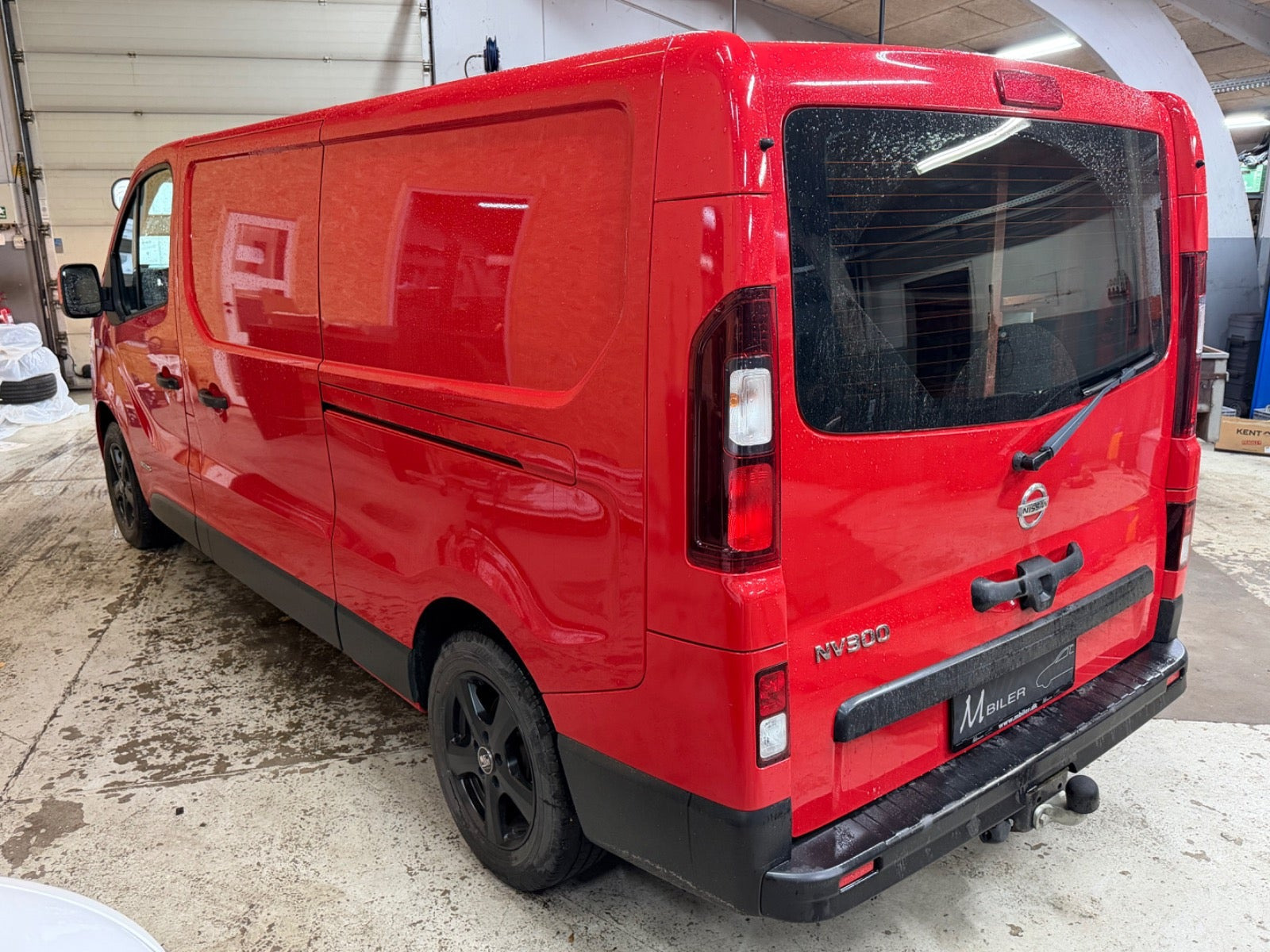 Rød Nissan NV300 fra 2018