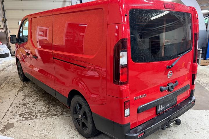 Rød Nissan NV300 fra 2018