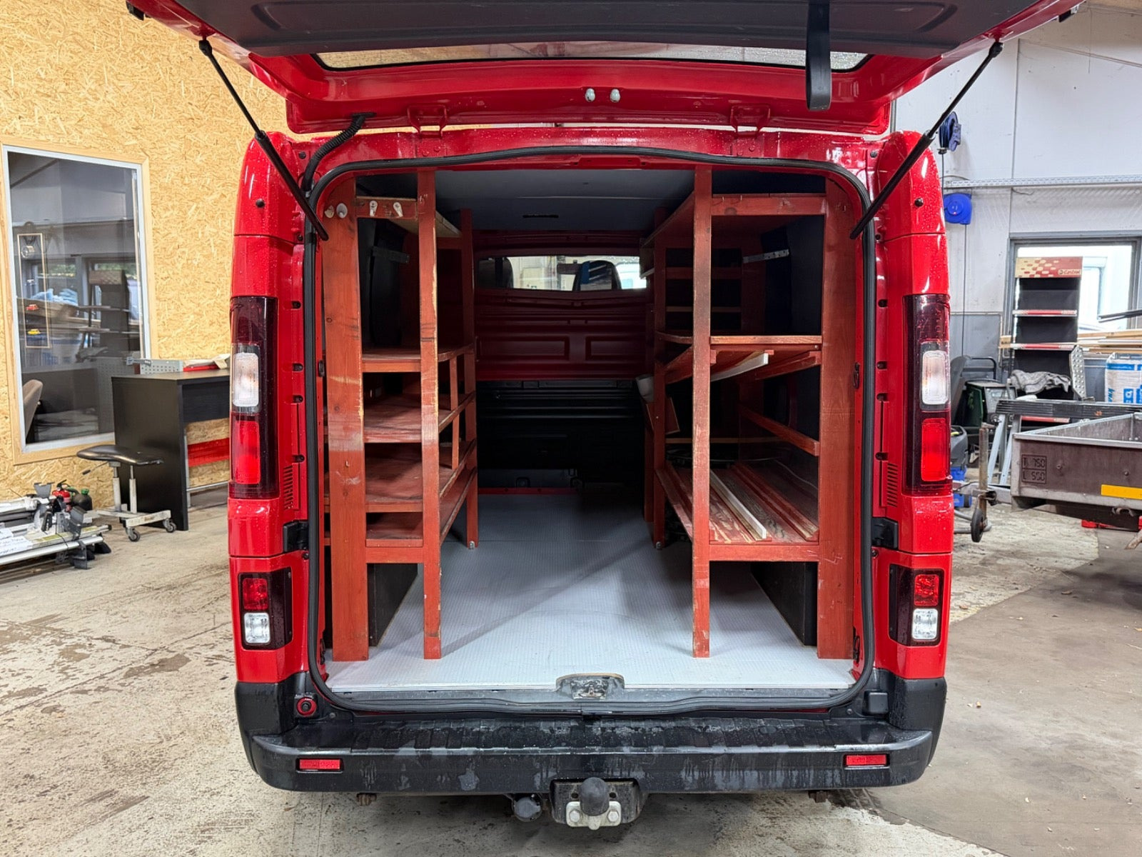 Rød Nissan NV300 fra 2018