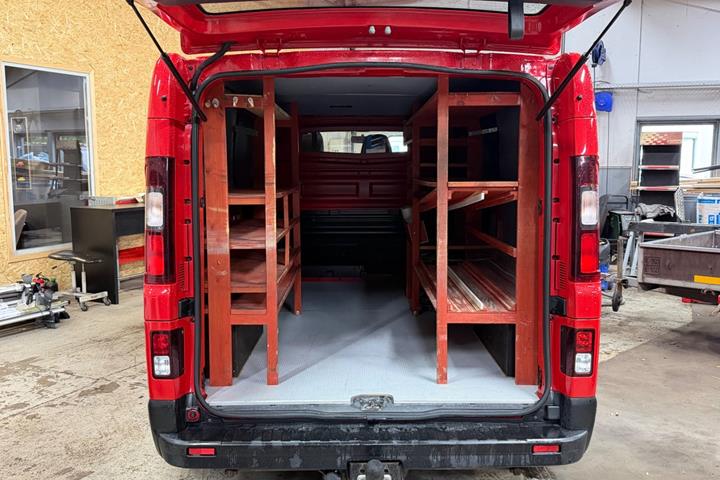 Rød Nissan NV300 fra 2018