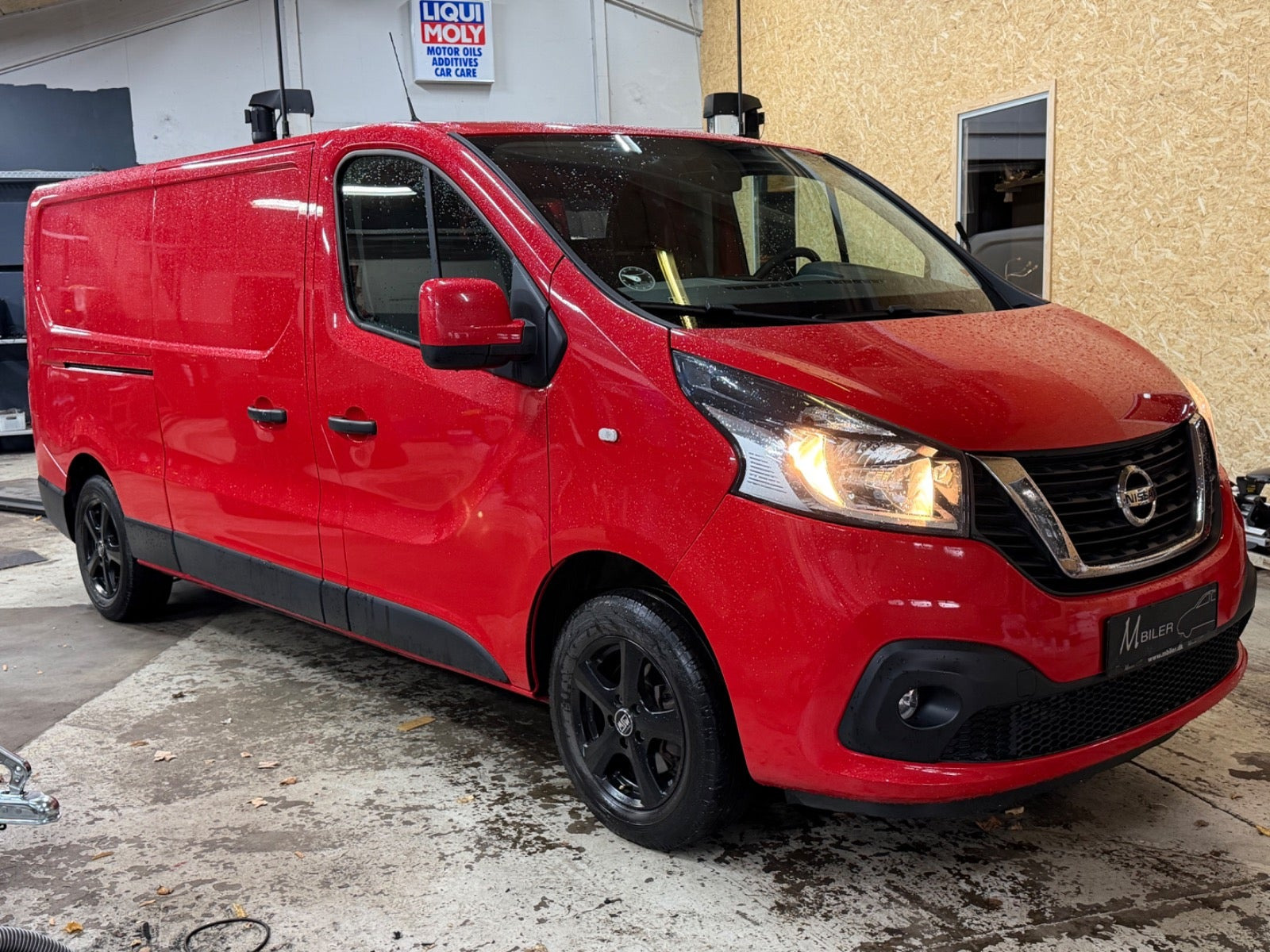 Rød Nissan NV300 fra 2018