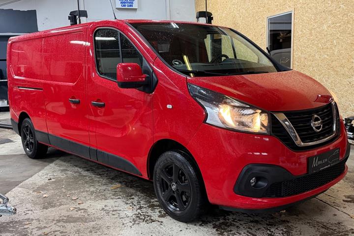 Rød Nissan NV300 fra 2018