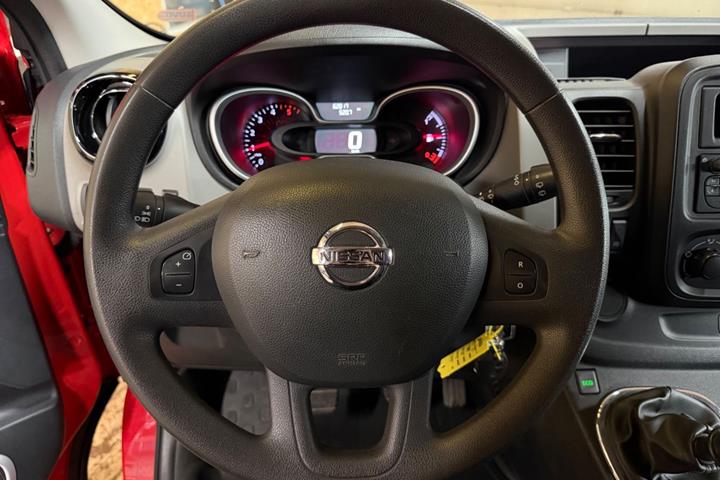 Rød Nissan NV300 fra 2018