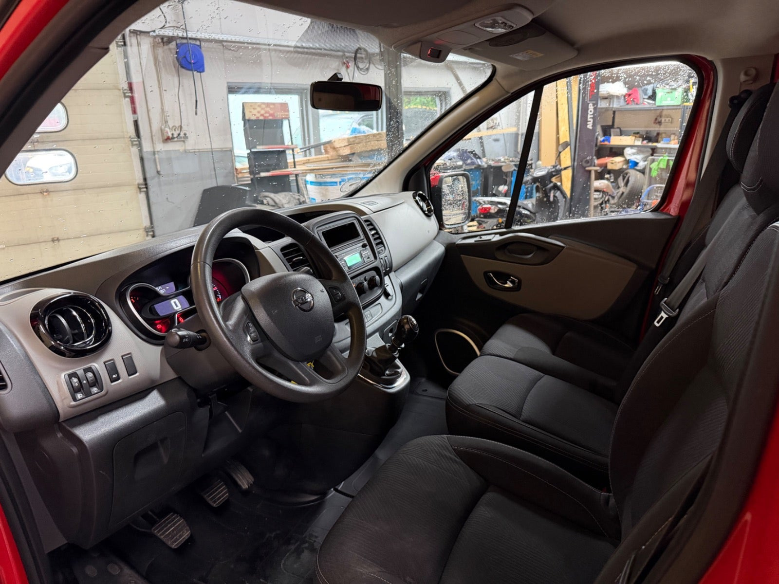 Rød Nissan NV300 fra 2018