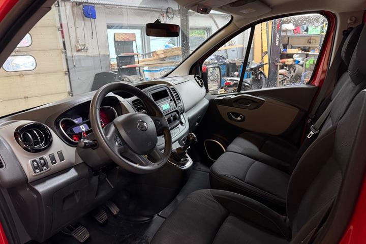 Rød Nissan NV300 fra 2018