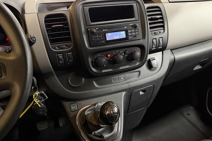 Rød Nissan NV300 fra 2018