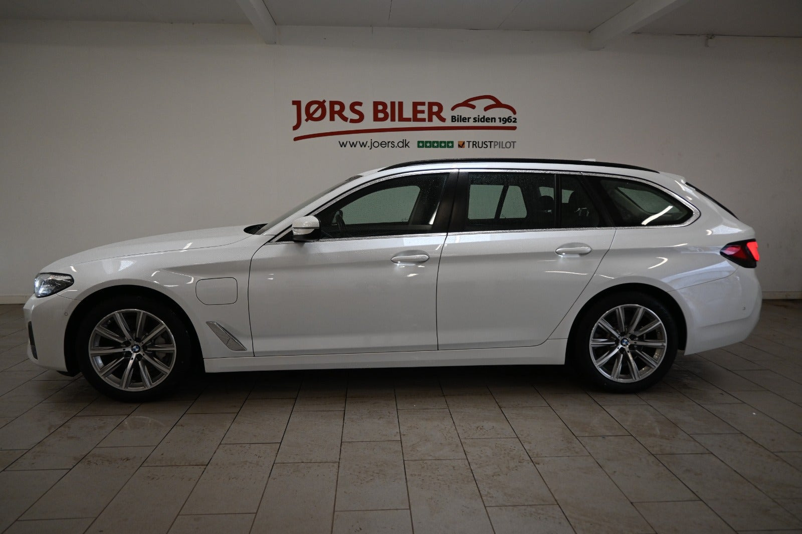Hvid BMW 530e fra 2021