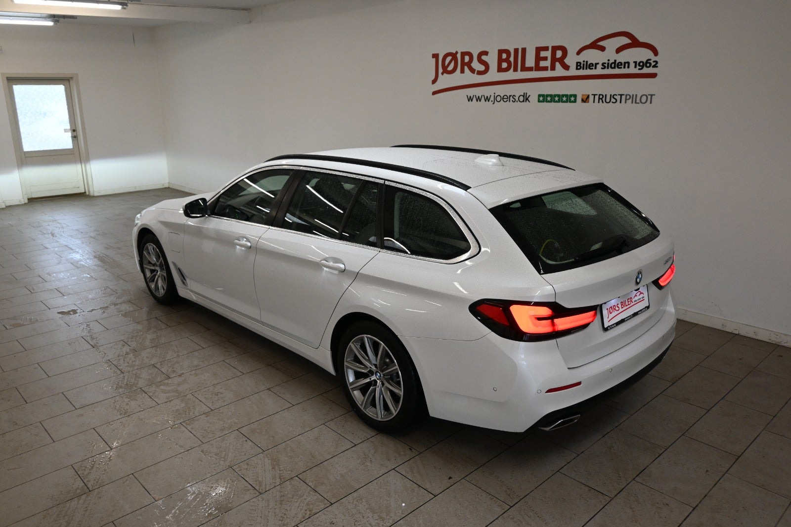Hvid BMW 530e fra 2021