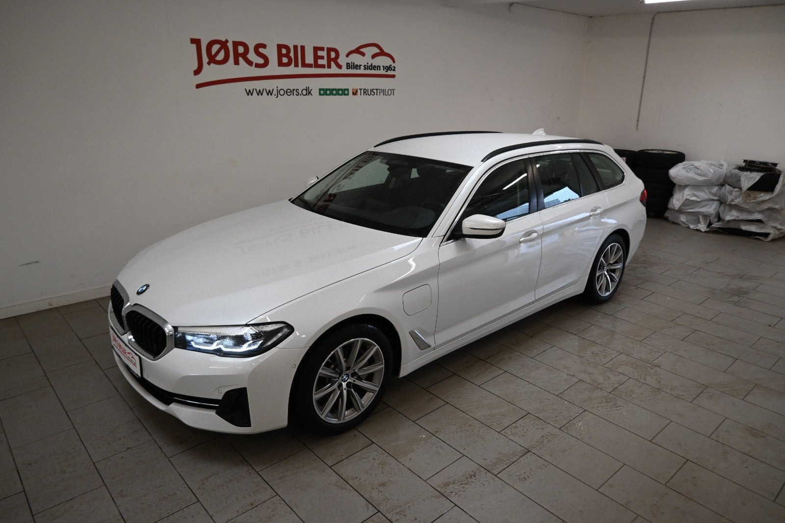 Hvid BMW 530e fra 2021