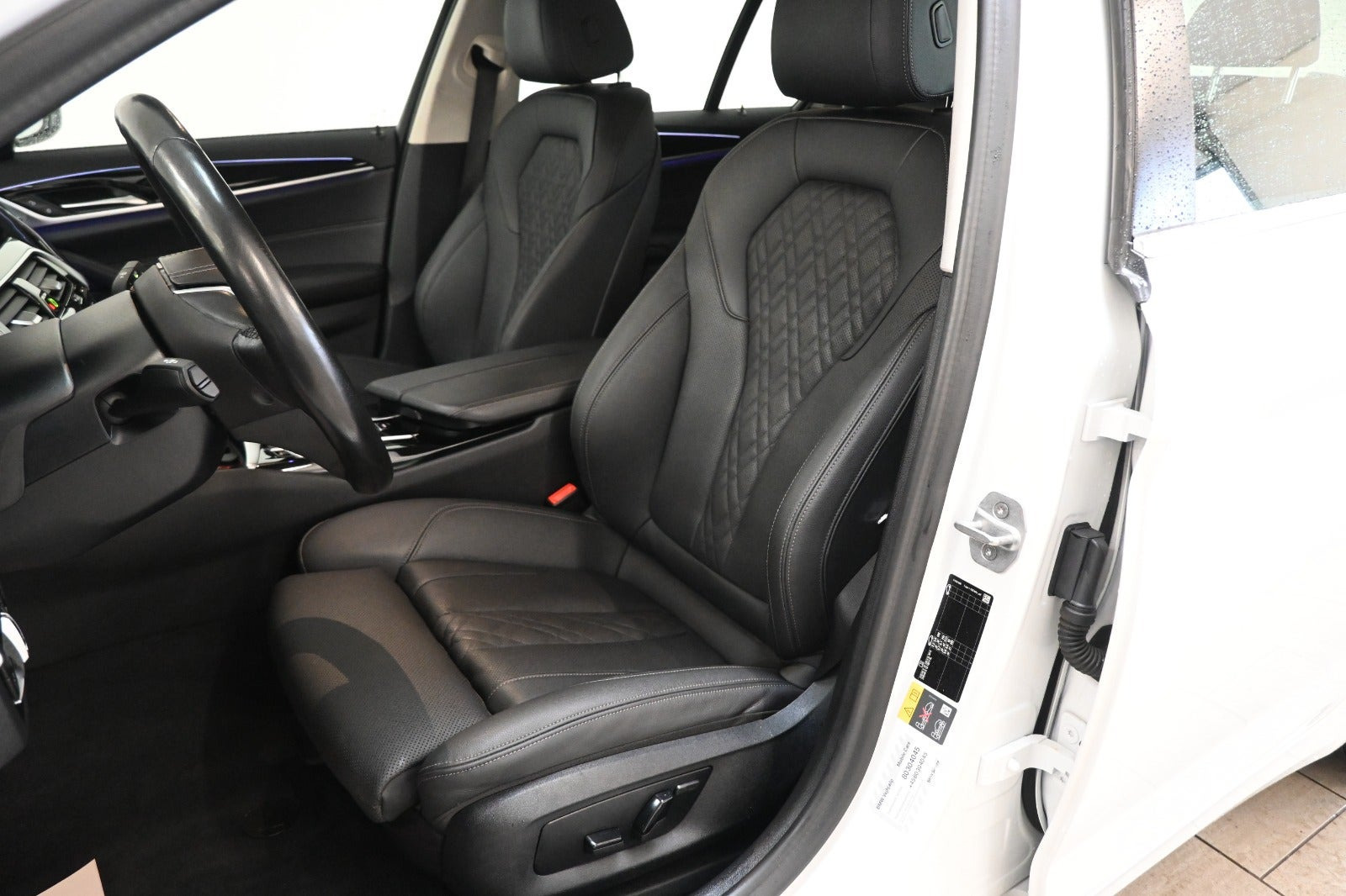 Hvid BMW 530e fra 2021
