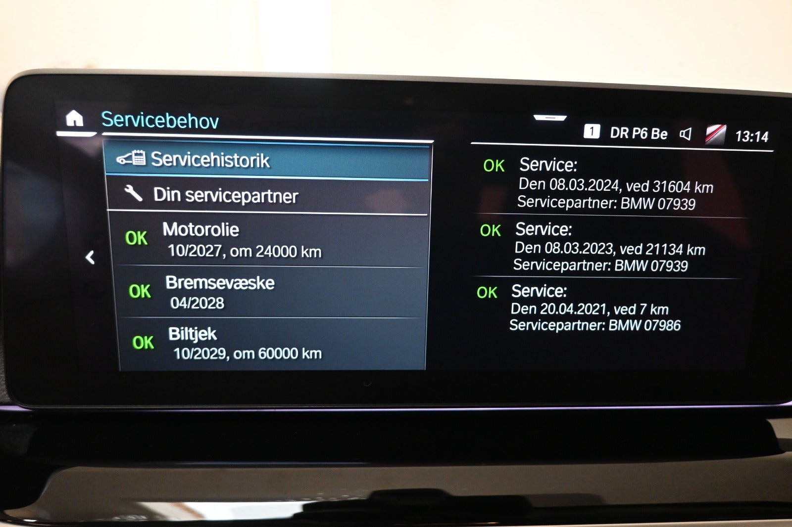 Hvid BMW 530e fra 2021