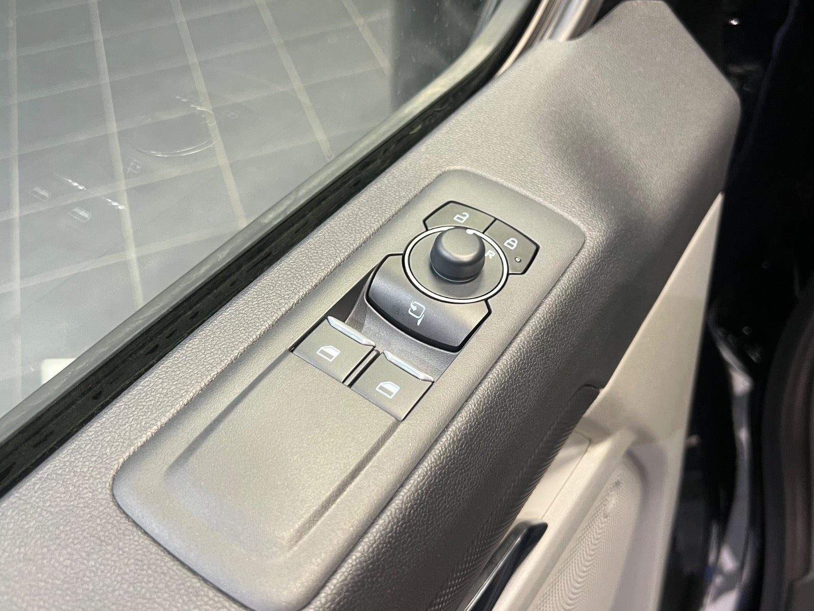 Sort Ford E-Transit Custom 340 L2 fra 2026