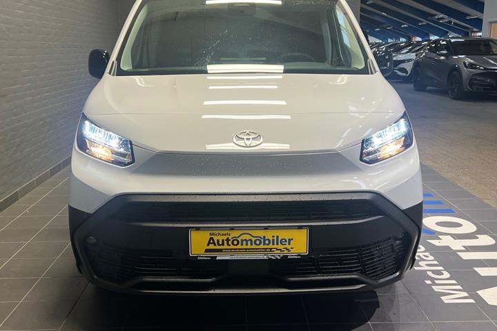 Hvid Toyota ProAce City fra 2026