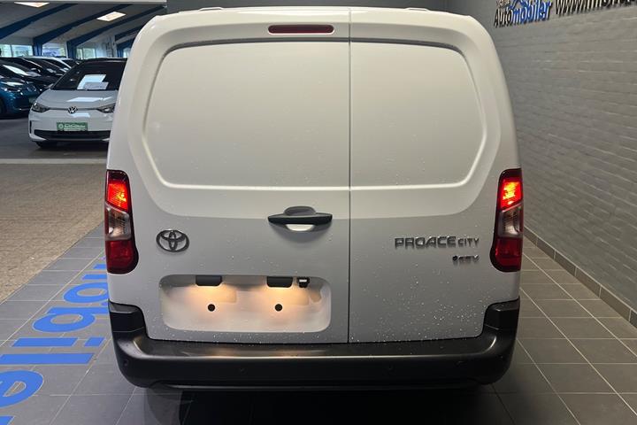 Hvid Toyota ProAce City fra 2026