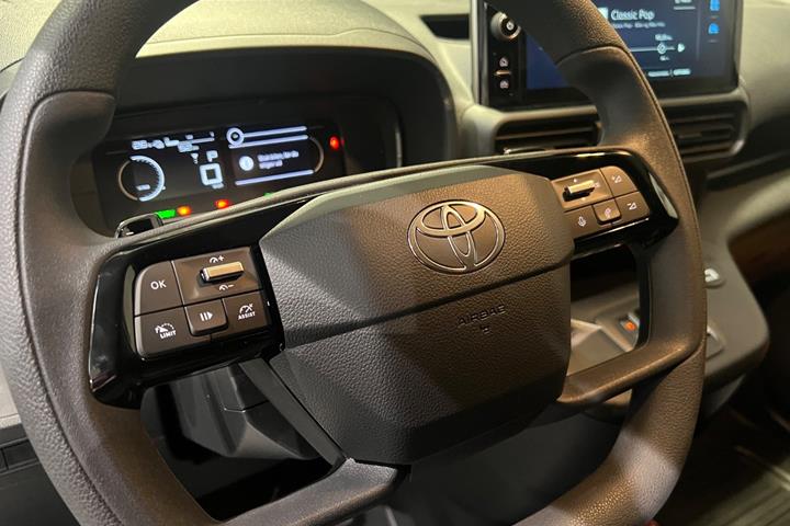 Hvid Toyota ProAce City fra 2026