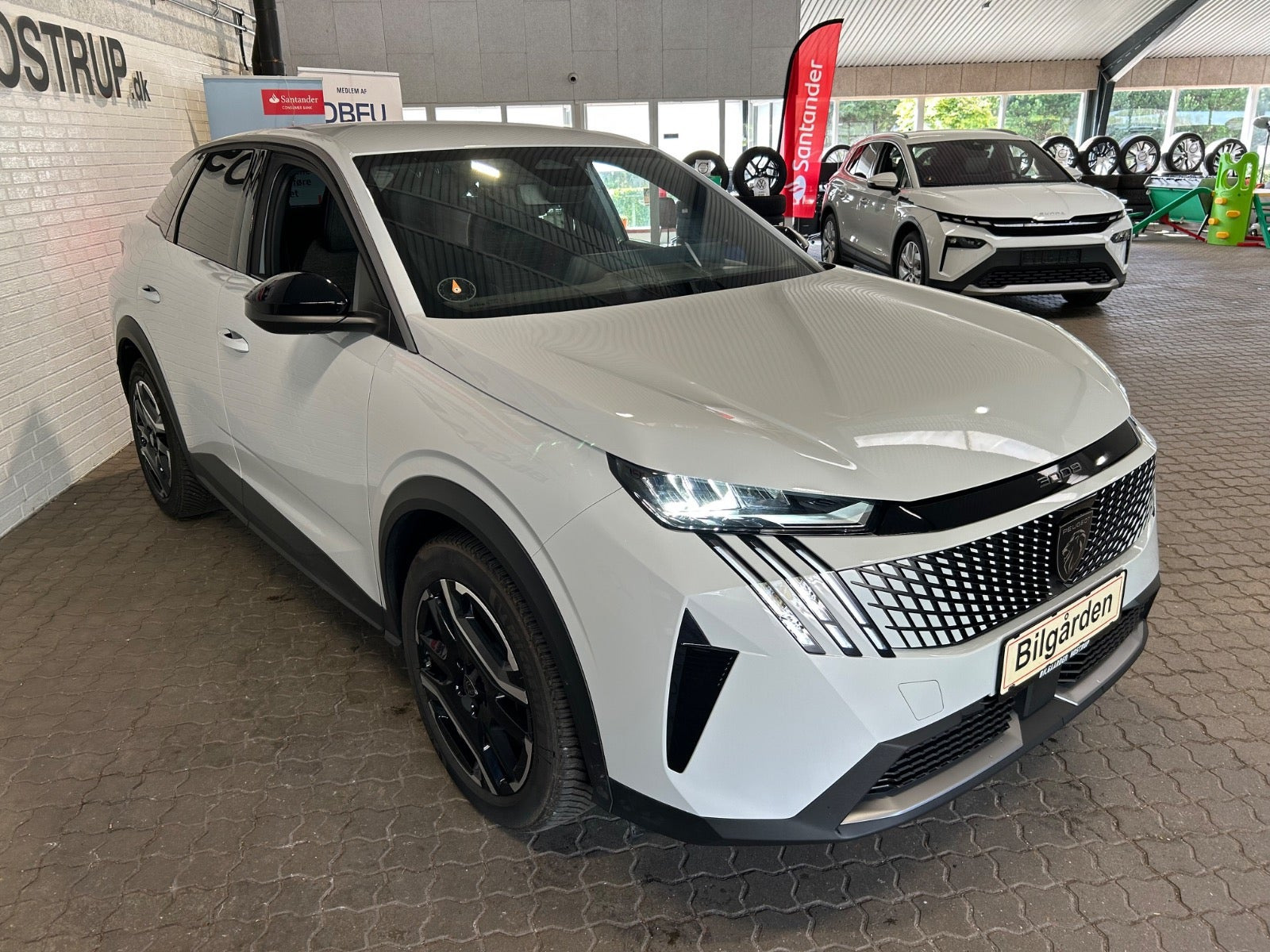 Hvid Peugeot e-3008 fra 2025