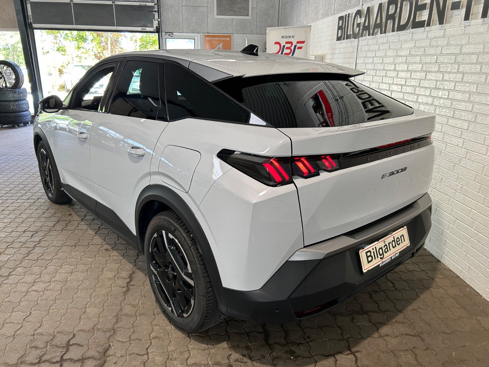 Hvid Peugeot e-3008 fra 2025