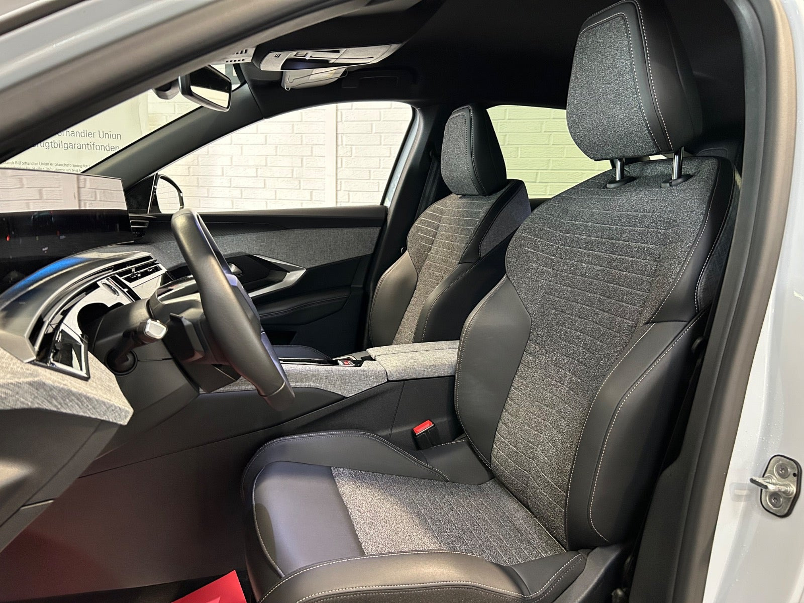 Hvid Peugeot e-3008 fra 2025