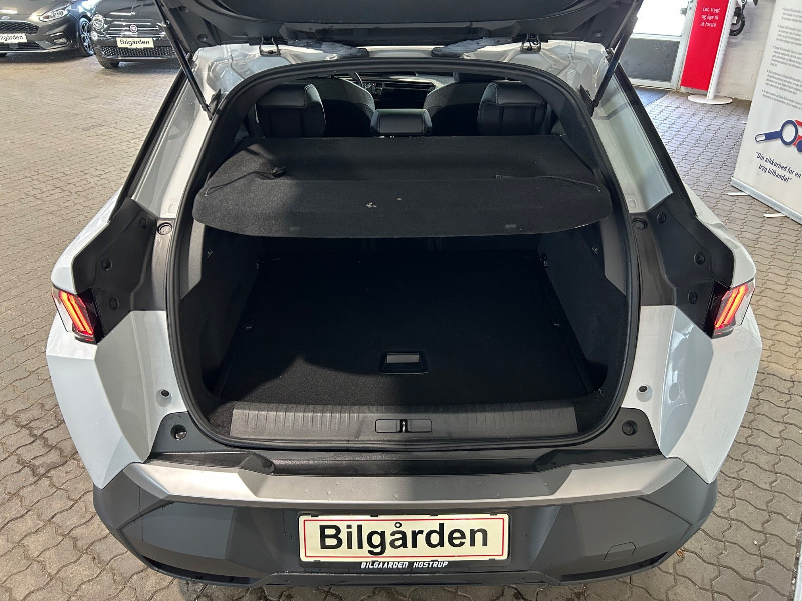 Hvid Peugeot e-3008 fra 2025