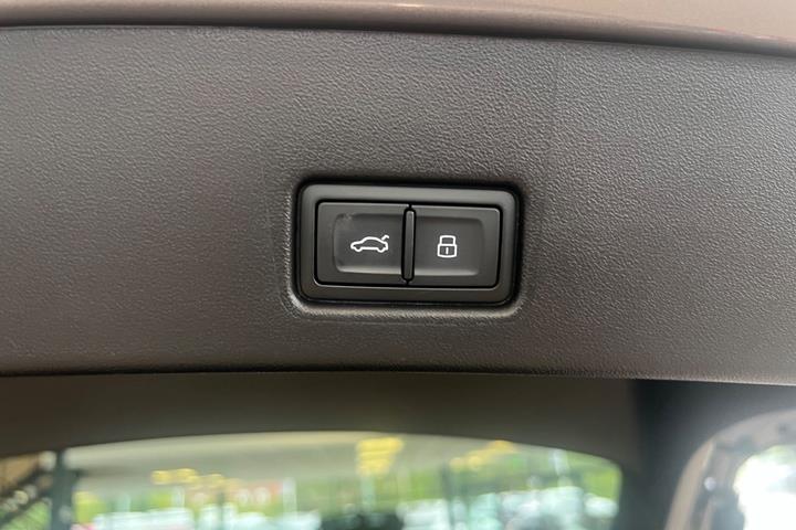 Grå Audi Q4 e-tron fra 2025