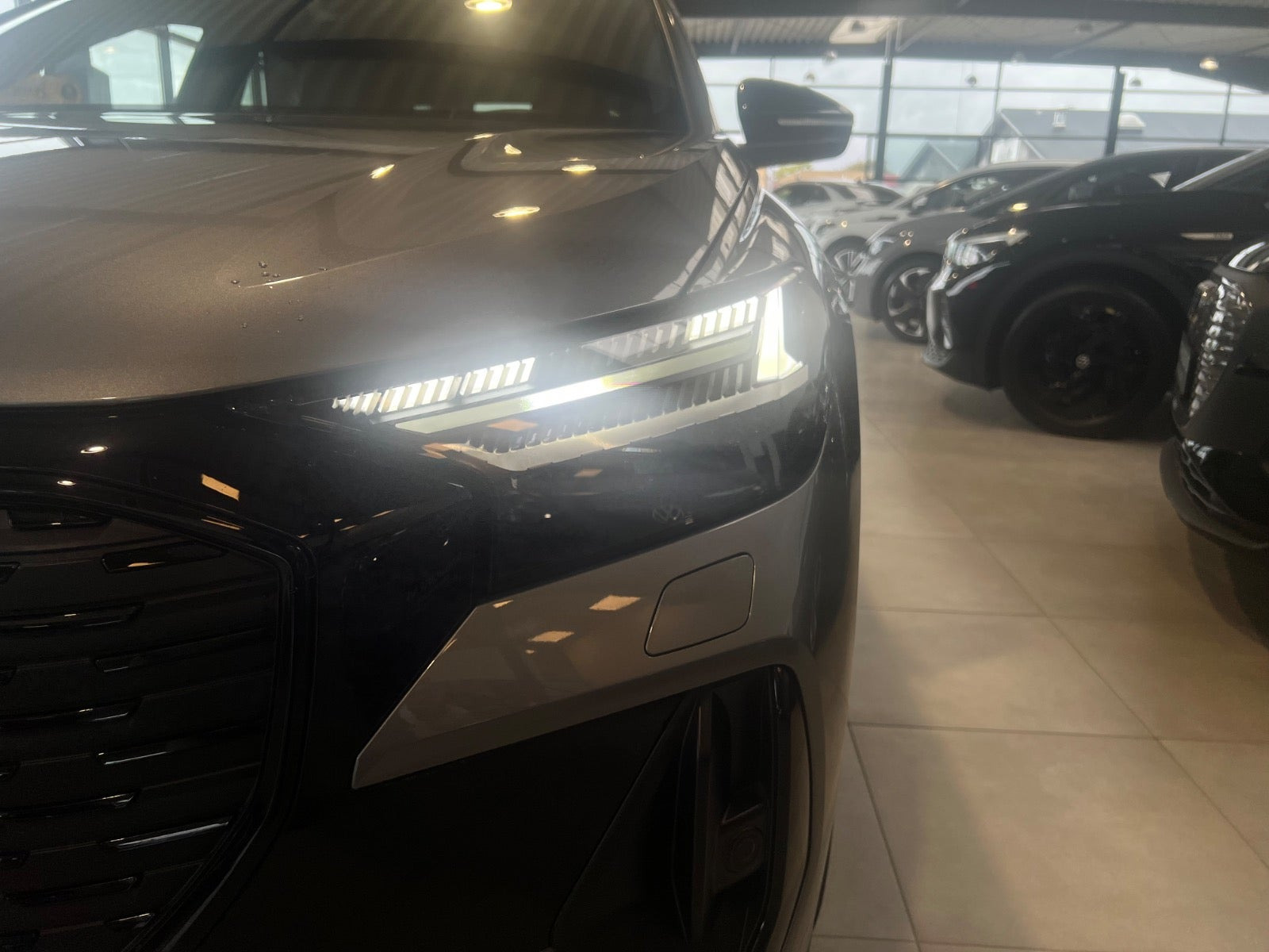 Grå Audi Q4 e-tron fra 2025