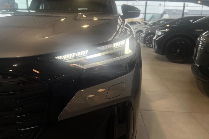 Grå Audi Q4 e-tron fra 2025