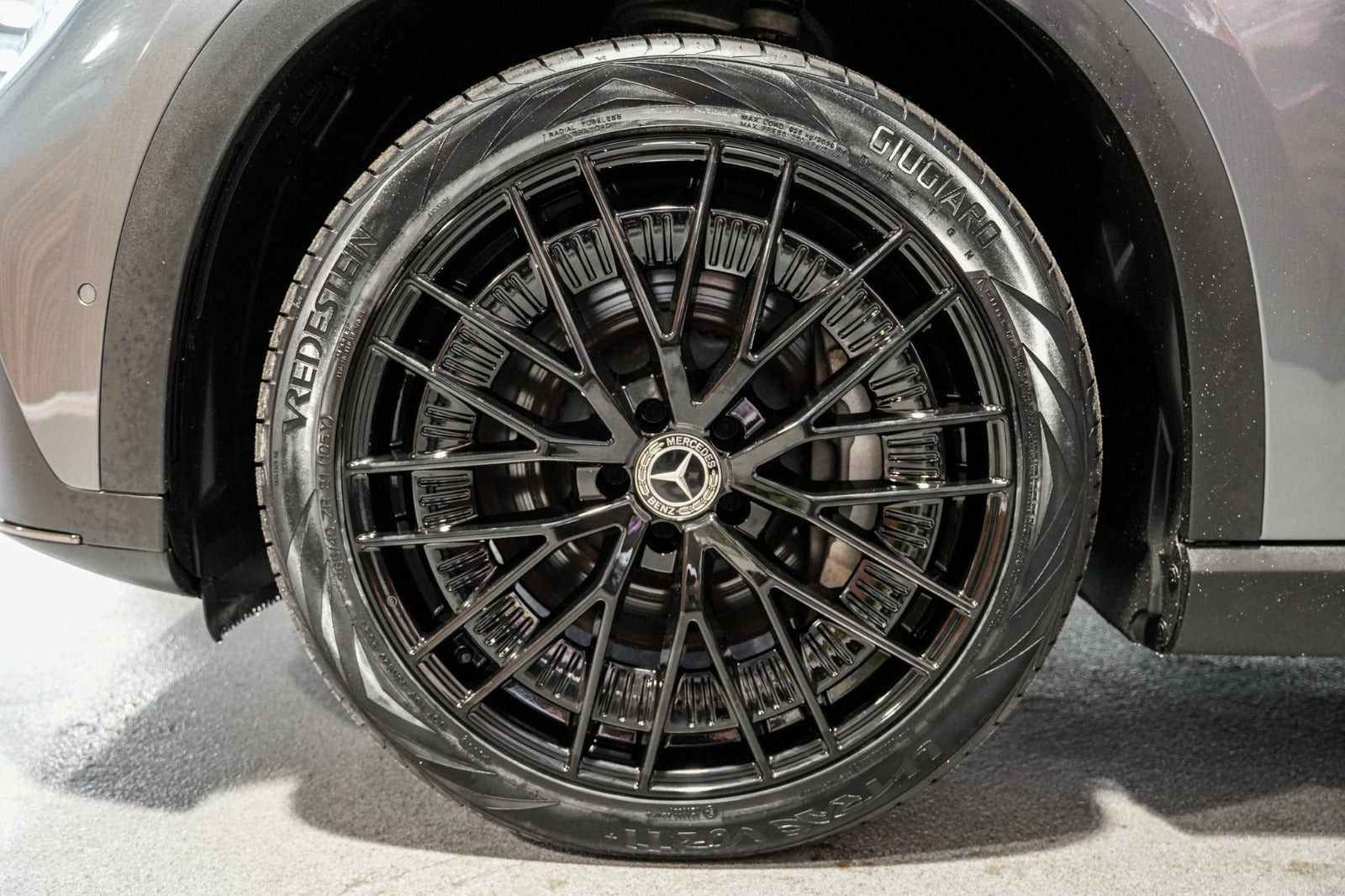 Grå Mercedes EQE350 SUV fra 2023