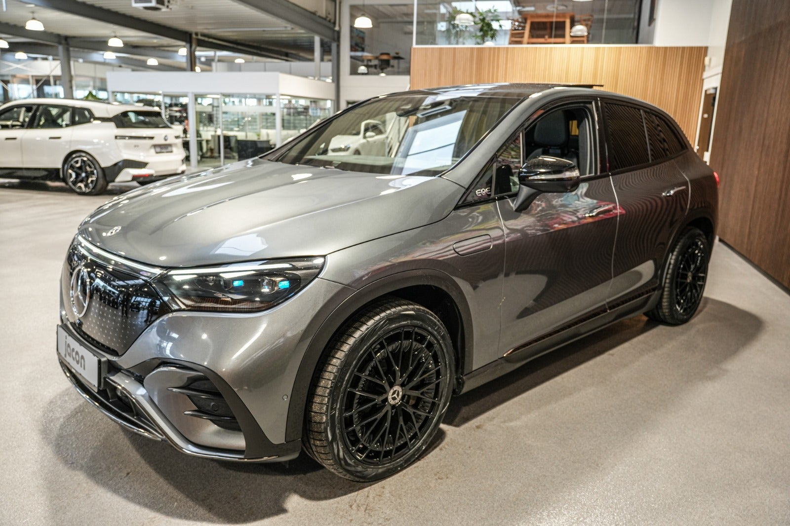 Grå Mercedes EQE350 SUV fra 2023