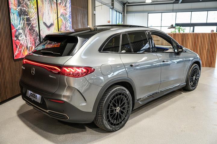 Grå Mercedes EQE350 SUV fra 2023
