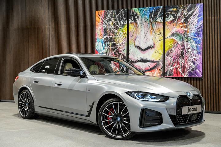 Grå BMW i4 fra 2023