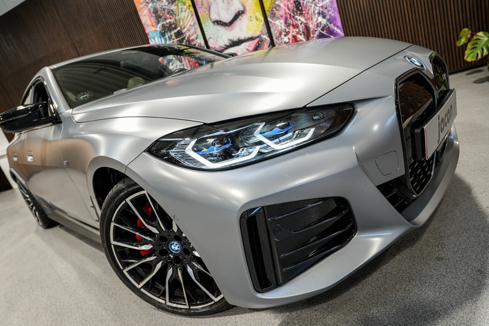 Grå BMW i4 fra 2023