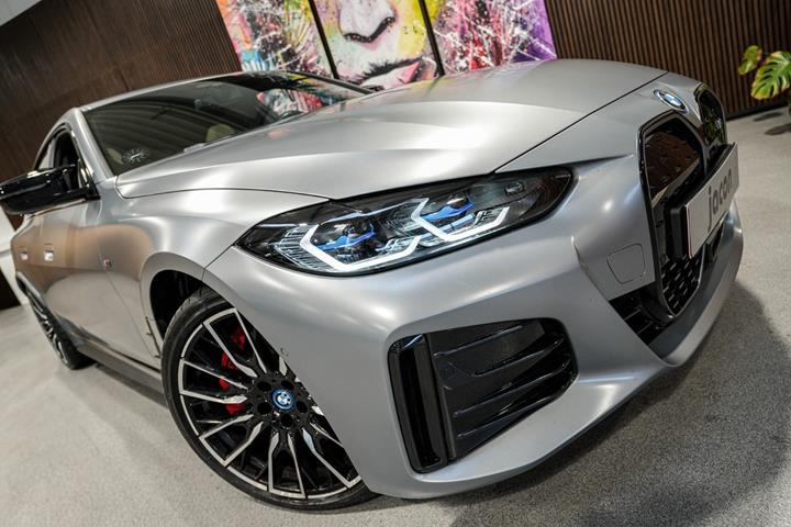 Grå BMW i4 fra 2023