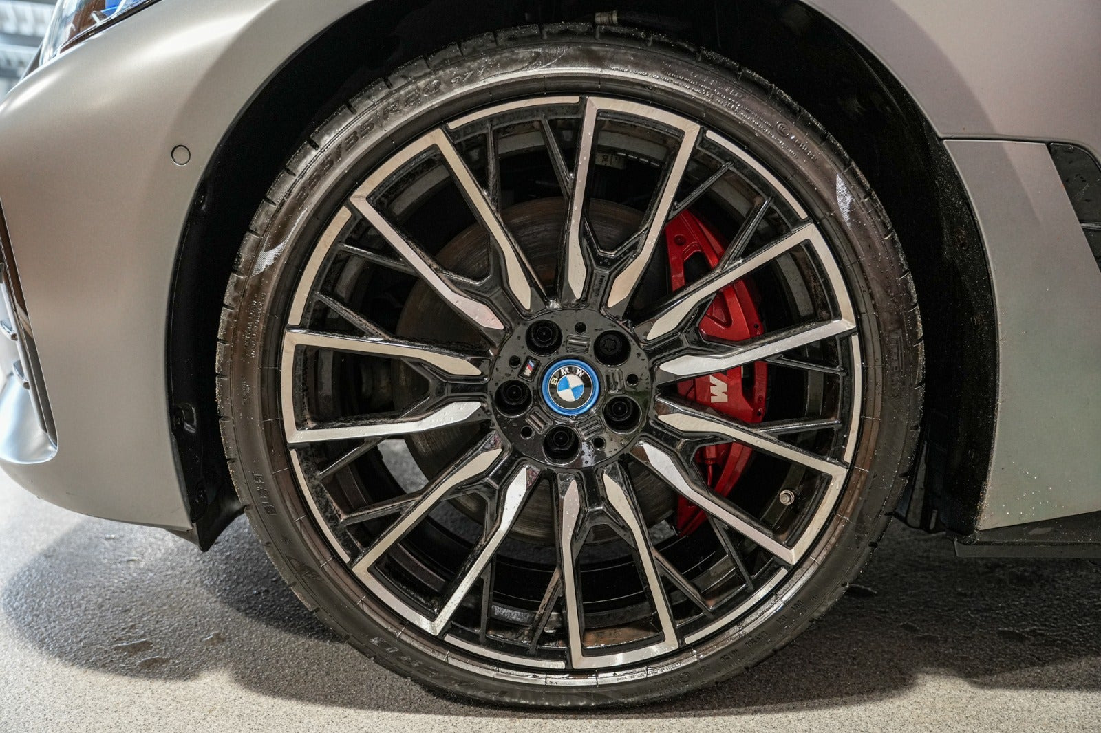 Grå BMW i4 fra 2023