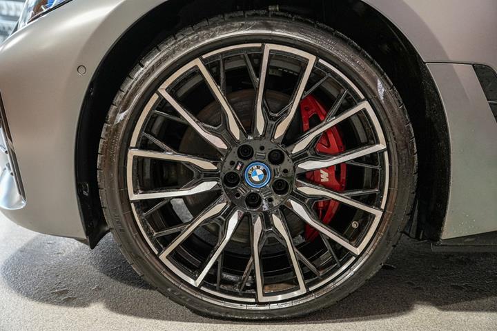 Grå BMW i4 fra 2023