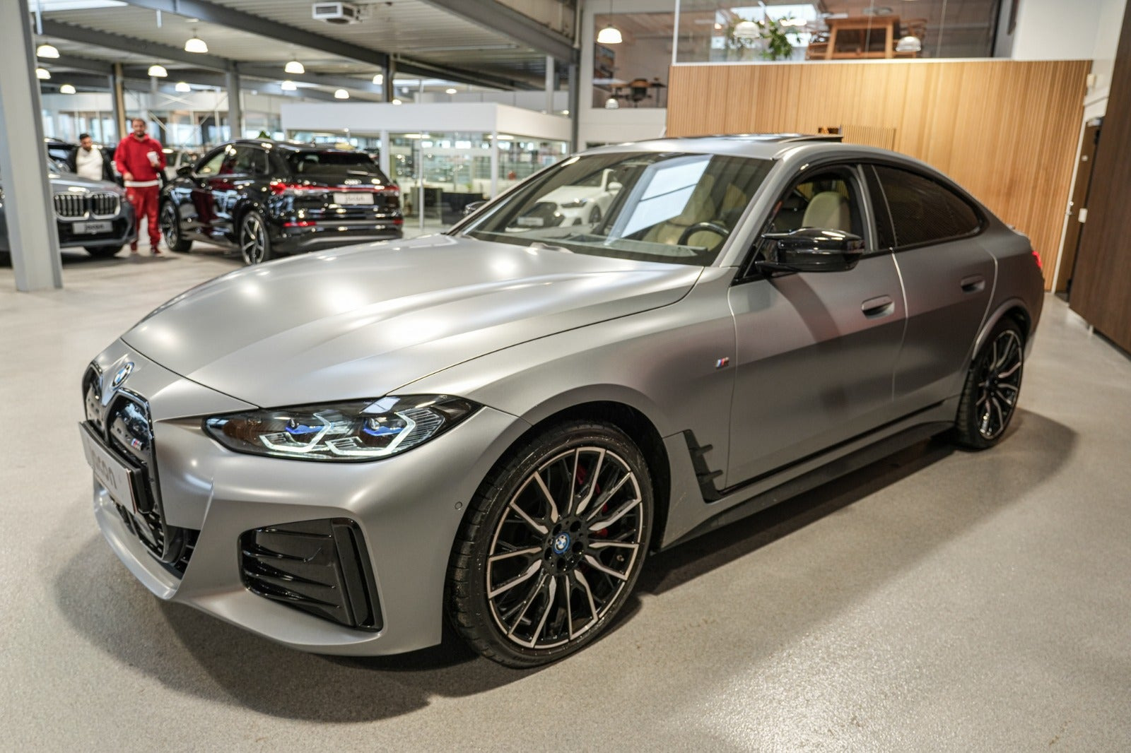 Grå BMW i4 fra 2023