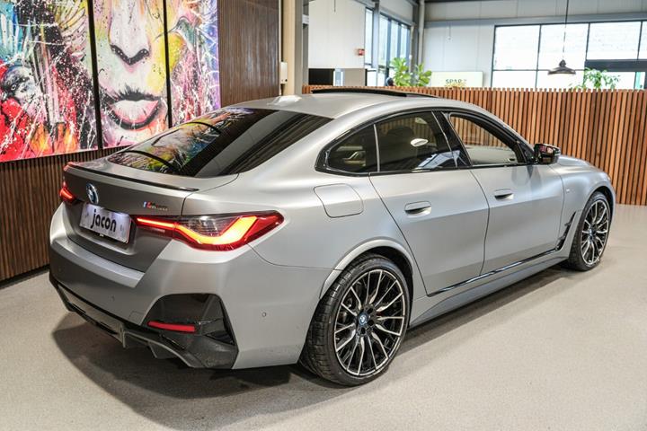 Grå BMW i4 fra 2023