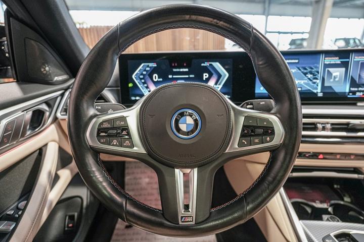 Grå BMW i4 fra 2023