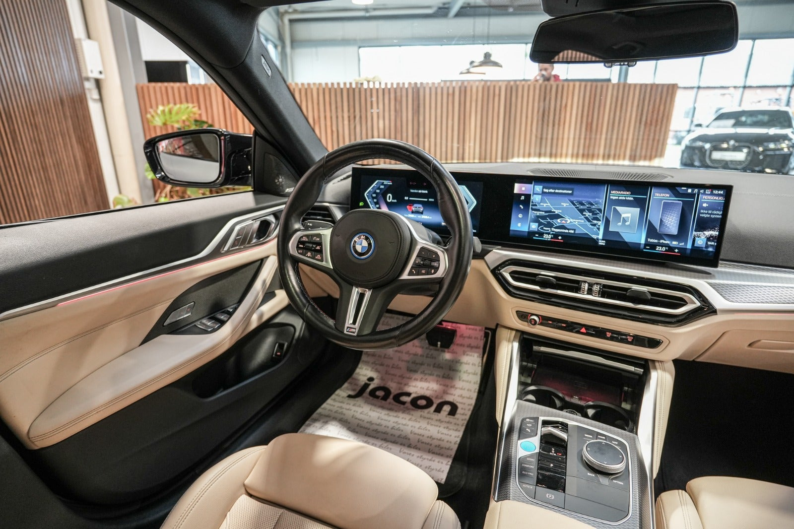 Grå BMW i4 fra 2023