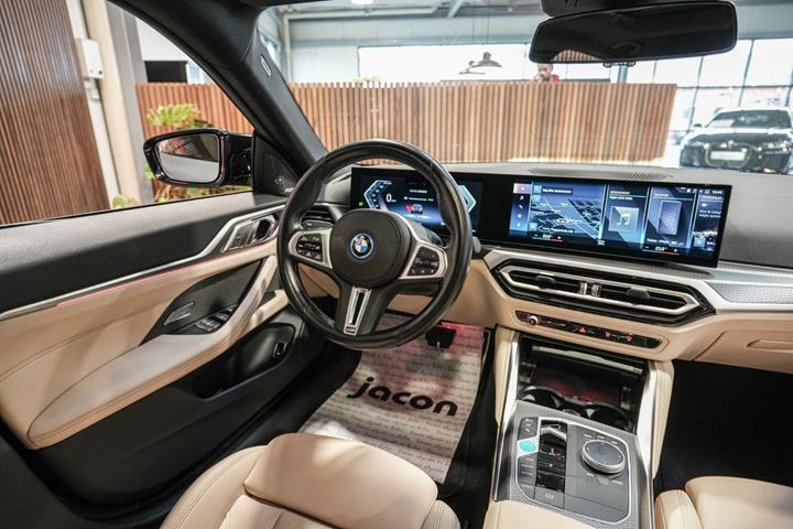 Grå BMW i4 fra 2023