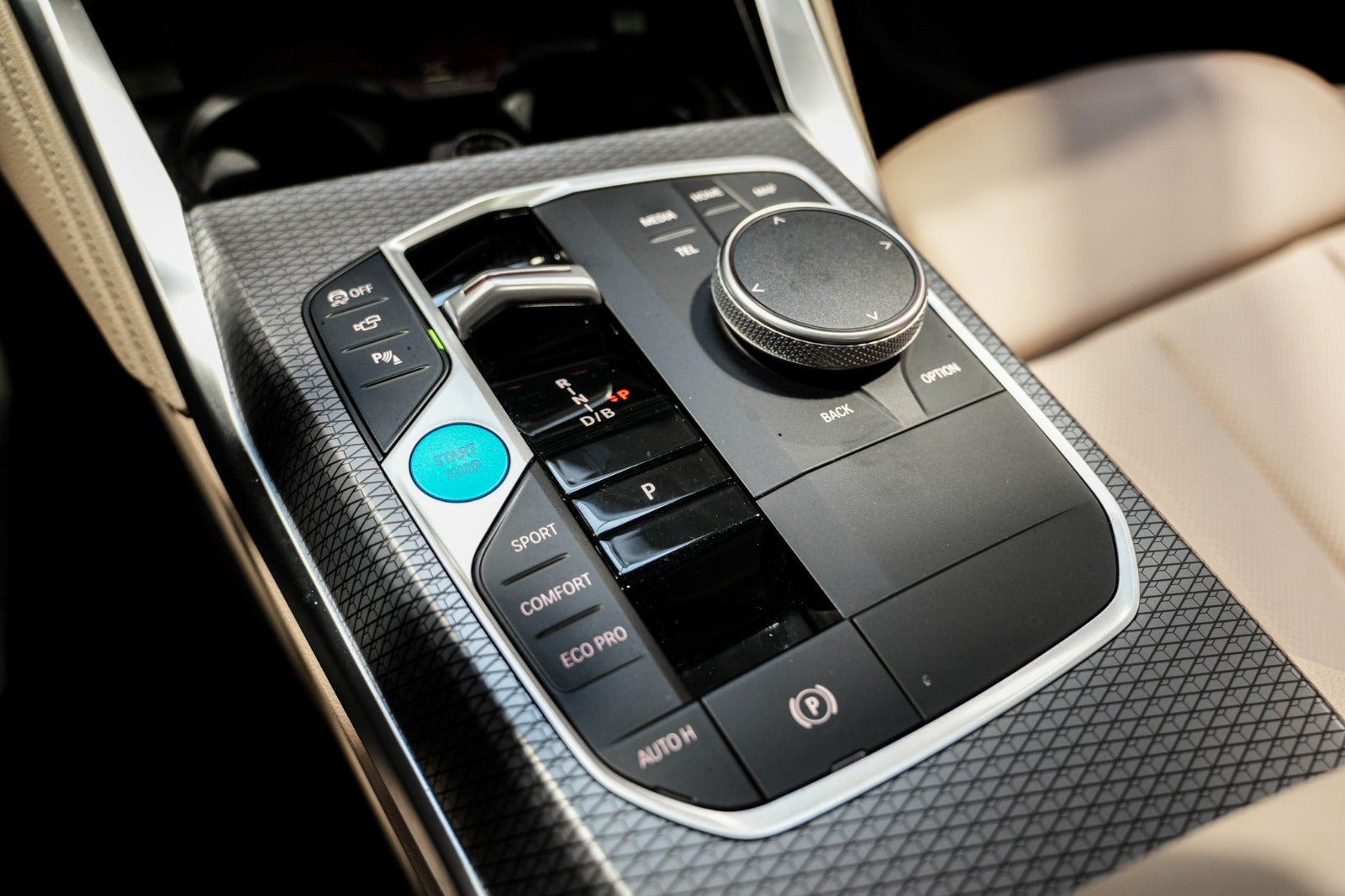 Grå BMW i4 fra 2023
